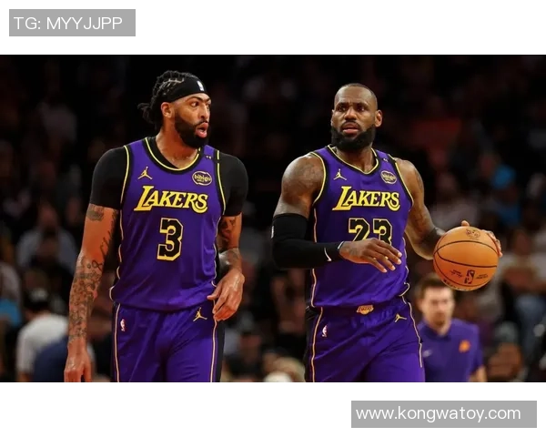 独行侠与湖人常规赛对决精彩回顾球星表现与战术分析全景呈现